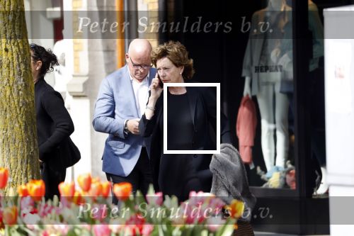 Amsterdam  17 april 2018
Neelie Kroes met een man op terras en op straat op de cornelis schuytstraat