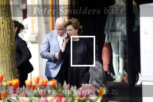 Amsterdam  17 april 2018
Neelie Kroes met een man op terras en op straat op de cornelis schuytstraat