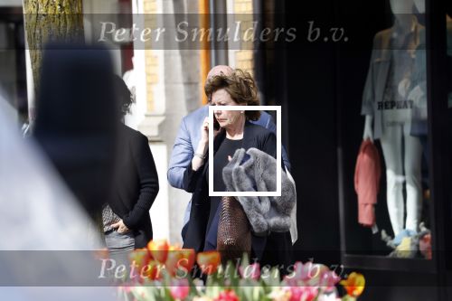 Amsterdam  17 april 2018
Neelie Kroes met een man op terras en op straat op de cornelis schuytstraat