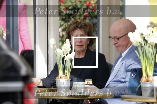 Amsterdam 17 april 2018
Neelie Kroes met een man op terras op de cornelis schuytstraat