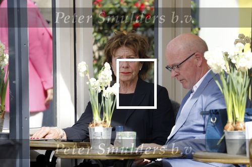 Amsterdam 17 april 2018
Neelie Kroes met een man op terras op de cornelis schuytstraat