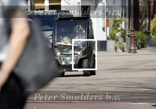 Amsterdam 18 april 2018
Nicolette v dam met haar dochter Kiki Kate in hun biro karretje