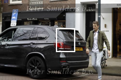 Amsterdam 14 april 2018
Prins Maurits parkeert zijn BMW X5 op een laden en lossen parkeerplaats op de cornelis schuytstraat.