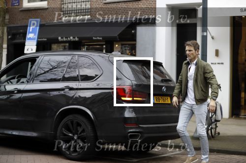 Amsterdam 14 april 2018
Prins Maurits parkeert zijn BMW X5 op een laden en lossen parkeerplaats op de cornelis schuytstraat.
