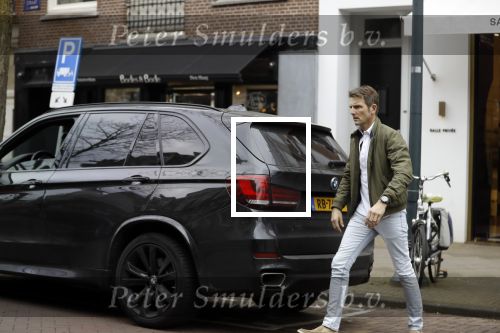 Amsterdam 14 april 2018
Prins Maurits parkeert zijn BMW X5 op een laden en lossen parkeerplaats op de cornelis schuytstraat.