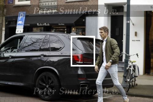 Amsterdam 14 april 2018
Prins Maurits parkeert zijn BMW X5 op een laden en lossen parkeerplaats op de cornelis schuytstraat.