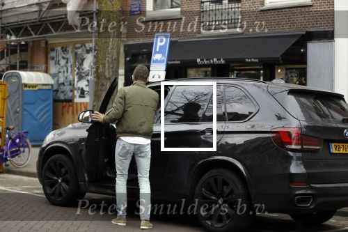Amsterdam 14 april 2018
Prins Maurits parkeert zijn BMW X5 op een laden en lossen parkeerplaats op de cornelis schuytstraat.