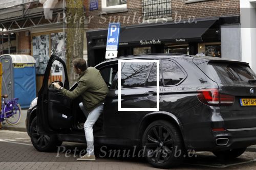 Amsterdam 14 april 2018
Prins Maurits parkeert zijn BMW X5 op een laden en lossen parkeerplaats op de cornelis schuytstraat.