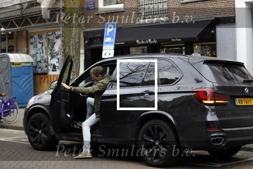 Amsterdam 14 april 2018
Prins Maurits parkeert zijn BMW X5 op een laden en lossen parkeerplaats op de cornelis schuytstraat.