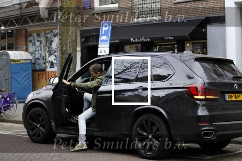 Amsterdam 14 april 2018
Prins Maurits parkeert zijn BMW X5 op een laden en lossen parkeerplaats op de cornelis schuytstraat.