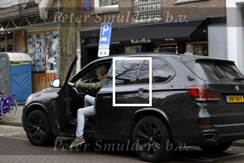 Amsterdam 14 april 2018
Prins Maurits parkeert zijn BMW X5 op een laden en lossen parkeerplaats op de cornelis schuytstraat.