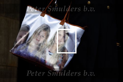Amsterdam 24 september 2018
Diner met oa Koningin Maxima Prinses Beatrix en Prinses Margriet in het paleis op de dam. Tas met foto erop van Prinses Amalia Ariane en Alexia