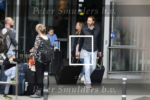 Ibiza 28 april 2018
Prinses Margarita met haar man Tjalling ten Cate en hun dochters Paola en Julia op het viegveld van ibiza
