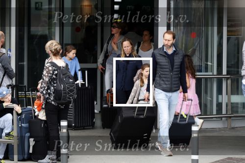 Ibiza 28 april 2018
Prinses Margarita met haar man Tjalling ten Cate en hun dochters Paola en Julia op het viegveld van ibiza