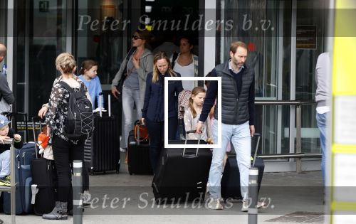 Ibiza 28 april 2018
Prinses Margarita met haar man Tjalling ten Cate en hun dochters Paola en Julia op het viegveld van ibiza