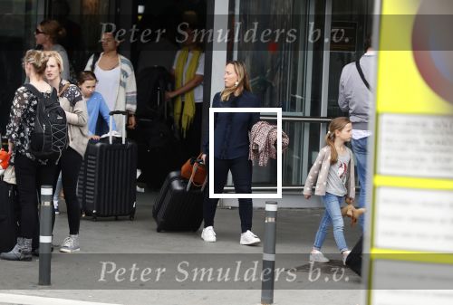 Ibiza 28 april 2018
Prinses Margarita met haar man Tjalling ten Cate en hun dochters Paola en Julia op het viegveld van ibiza