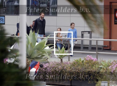 Ibiza 28 april 2018
Prinses Margarita met haar man Tjalling ten Cate en hun dochters Paola en Julia op het viegveld van ibiza