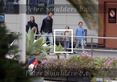 Ibiza 28 april 2018
Prinses Margarita met haar man Tjalling ten Cate en hun dochters Paola en Julia op het viegveld van ibiza