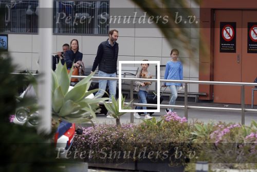 Ibiza 28 april 2018
Prinses Margarita met haar man Tjalling ten Cate en hun dochters Paola en Julia op het viegveld van ibiza