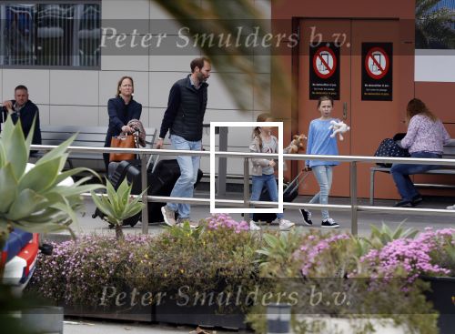Ibiza 28 april 2018
Prinses Margarita met haar man Tjalling ten Cate en hun dochters Paola en Julia op het viegveld van ibiza