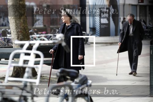 Amsterdam 7 april 2018
Schrijver Remco Campert met wandelstok in Amsterdam zuid.