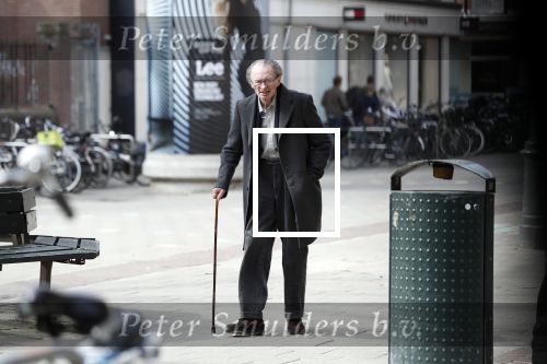 Amsterdam 7 april 2018
Schrijver Remco Campert met wandelstok in Amsterdam zuid.