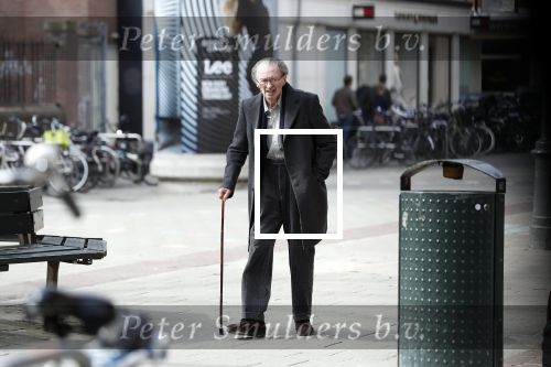 Amsterdam 7 april 2018
Schrijver Remco Campert met wandelstok in Amsterdam zuid.