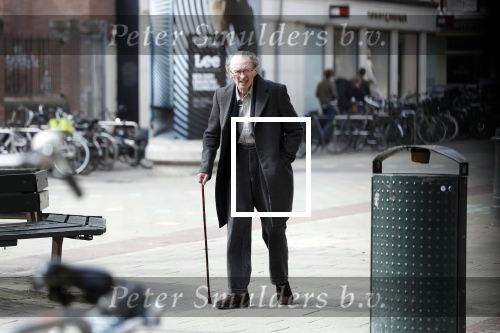Amsterdam 7 april 2018
Schrijver Remco Campert met wandelstok in Amsterdam zuid.