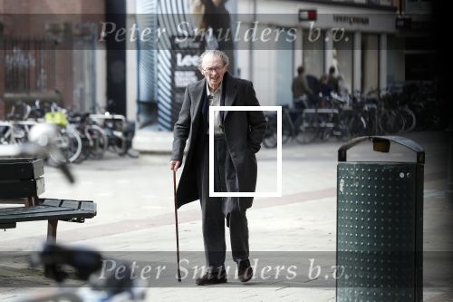 Amsterdam 7 april 2018
Schrijver Remco Campert met wandelstok in Amsterdam zuid.