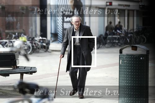Amsterdam 7 april 2018
Schrijver Remco Campert met wandelstok in Amsterdam zuid.