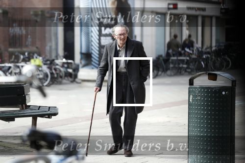Amsterdam 7 april 2018
Schrijver Remco Campert met wandelstok in Amsterdam zuid.