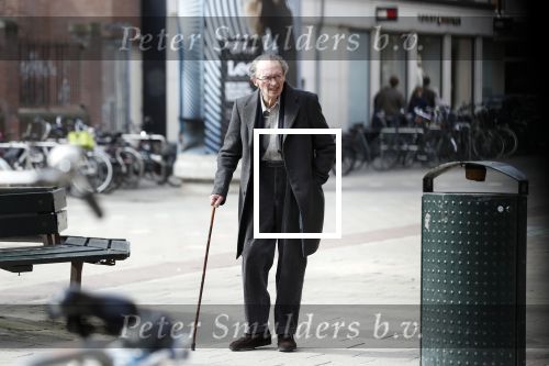 Amsterdam 7 april 2018
Schrijver Remco Campert met wandelstok in Amsterdam zuid.