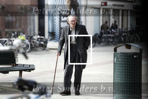 Amsterdam 7 april 2018
Schrijver Remco Campert met wandelstok in Amsterdam zuid.