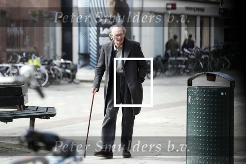 Amsterdam 7 april 2018
Schrijver Remco Campert met wandelstok in Amsterdam zuid.