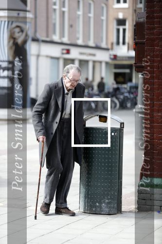 Amsterdam 7 april 2018
Schrijver Remco Campert met wandelstok in Amsterdam zuid.