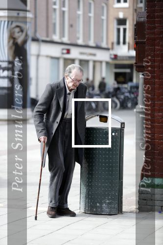 Amsterdam 7 april 2018
Schrijver Remco Campert met wandelstok in Amsterdam zuid.