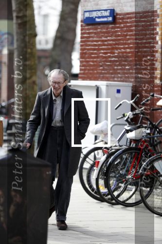 Amsterdam 7 april 2018
Schrijver Remco Campert met wandelstok in Amsterdam zuid.