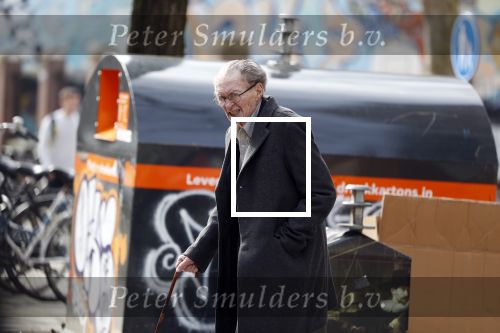Amsterdam 7 april 2018
Schrijver Remco Campert met wandelstok in Amsterdam zuid.