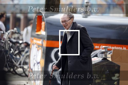 Amsterdam 7 april 2018
Schrijver Remco Campert met wandelstok in Amsterdam zuid.