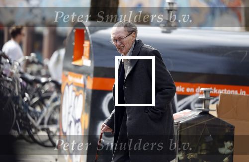 Amsterdam 7 april 2018
Schrijver Remco Campert met wandelstok in Amsterdam zuid.