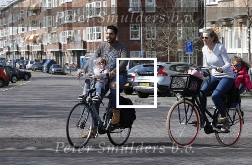 Amsterdam 7 april 2018
Richy Brown met vriendin en kinderen op de fiets.