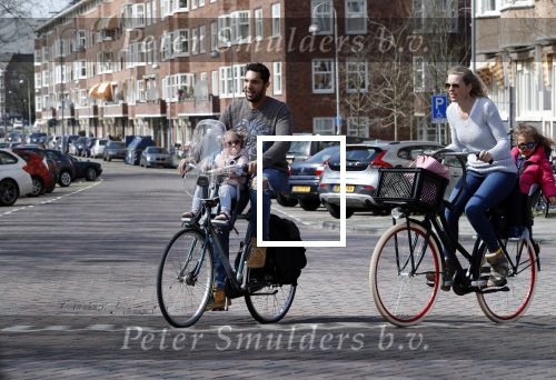 Amsterdam 7 april 2018
Richy Brown met vriendin en kinderen op de fiets.