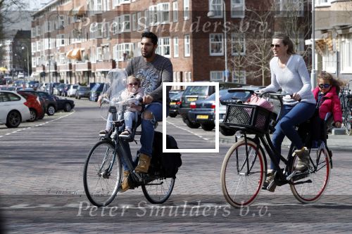 Amsterdam 7 april 2018
Richy Brown met vriendin en kinderen op de fiets.