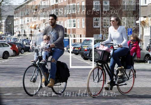 Amsterdam 7 april 2018
Richy Brown met vriendin en kinderen op de fiets.