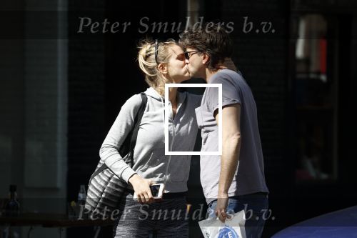 Amsterdam 5 mei 2018
Rick Brandsteder kussend met zijn vriendin Roosje Kuizenga.
