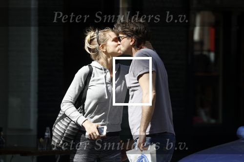 Amsterdam 5 mei 2018
Rick Brandsteder kussend met zijn vriendin Roosje Kuizenga.