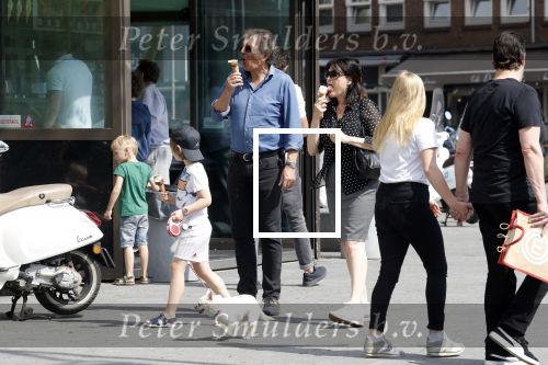 Amsterdam 22 april 2018
Robert ten Brink zijn vrouw Roos en hun kleinzoon eten ijsje
