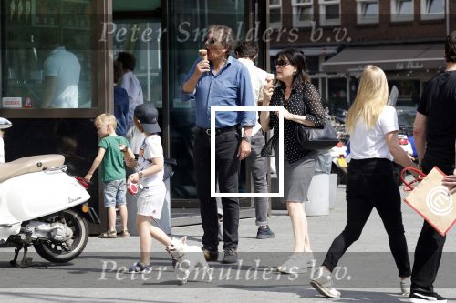 Amsterdam 22 april 2018
Robert ten Brink zijn vrouw Roos en hun kleinzoon eten ijsje