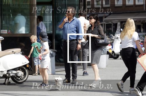 Amsterdam 22 april 2018
Robert ten Brink zijn vrouw Roos en hun kleinzoon eten ijsje