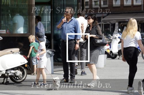 Amsterdam 22 april 2018
Robert ten Brink zijn vrouw Roos en hun kleinzoon eten ijsje
